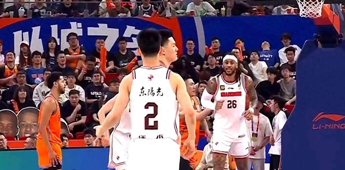 橄榄球大师赛焦点战：岭北麒麟队鏖战嵩山旋风队，新星闪耀。全面提速抢占先机的简单介绍
