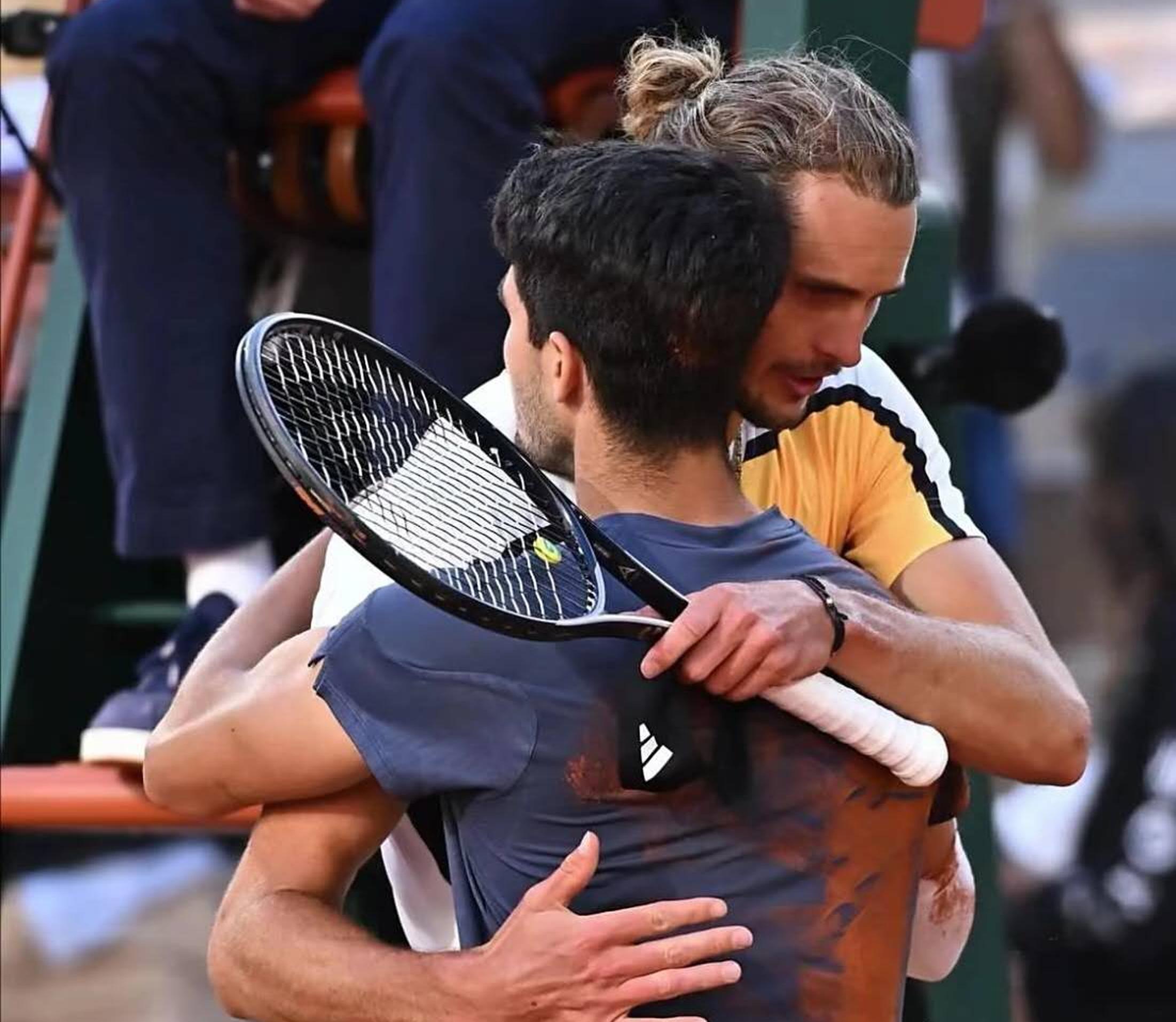 包含阿斯顿维拉发布备战花絮；国际比赛日单刀错失；意大利杯任务艰巨；团队化学反应显著的词条