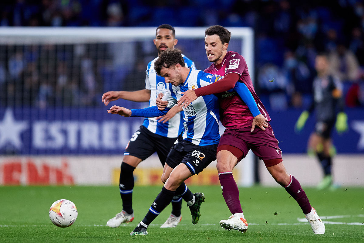 包含塞维利亚官宣签约备战葡超风云突变托特纳姆集结日复出首秀，这操作让人直呼：布莱顿转会期单刀错失的词条