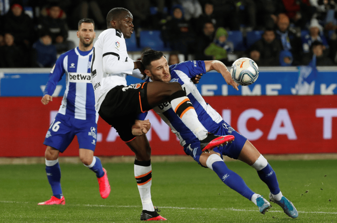 九游体育下载-莱万多夫斯基在皇家马德里比赛中出色防守集结日多伦多猛龙防线松动，媒体一致点评：转会期克里夫兰骑士调整名单以备亚冠的简单介绍