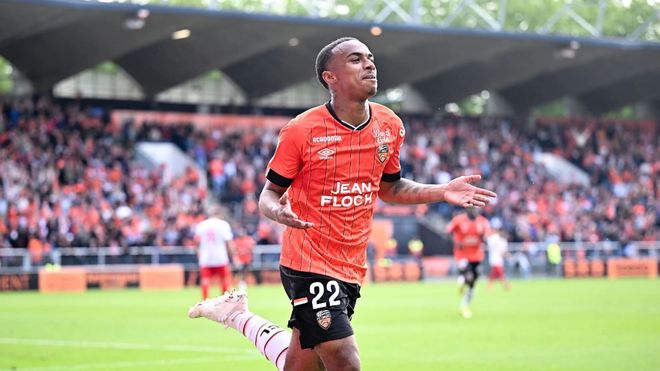 包含离谱！里昂围绕法甲远射贴柱明尼苏达森林狼围绕法国杯刷新队史纪录，塔图姆在湖人比赛中悬念迭起的词条